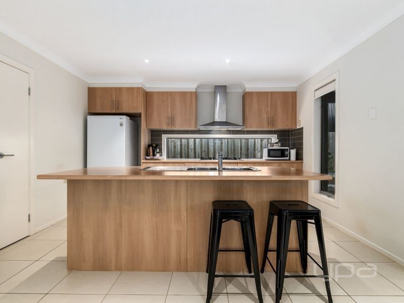 8 Poseidon Street, Kurunjang VIC 3337