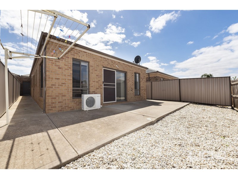 2/87 Blackdog Drive, Brookfield VIC 3338