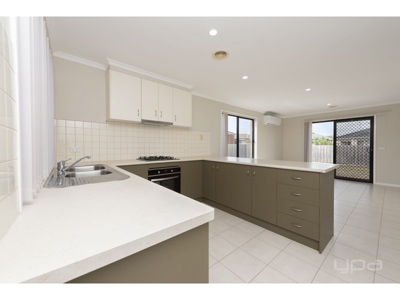 9 Erskine Way, Melton West VIC 3337