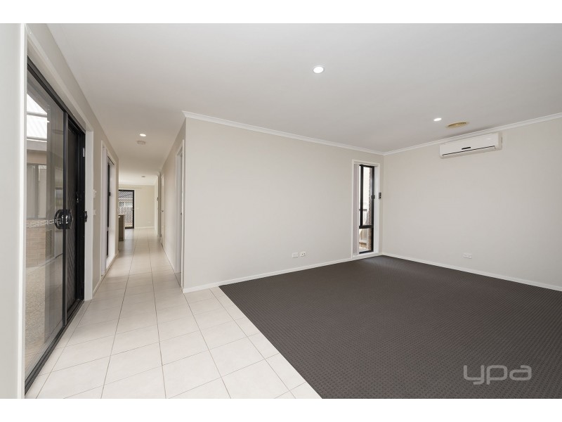 9 Erskine Way, Melton West VIC 3337