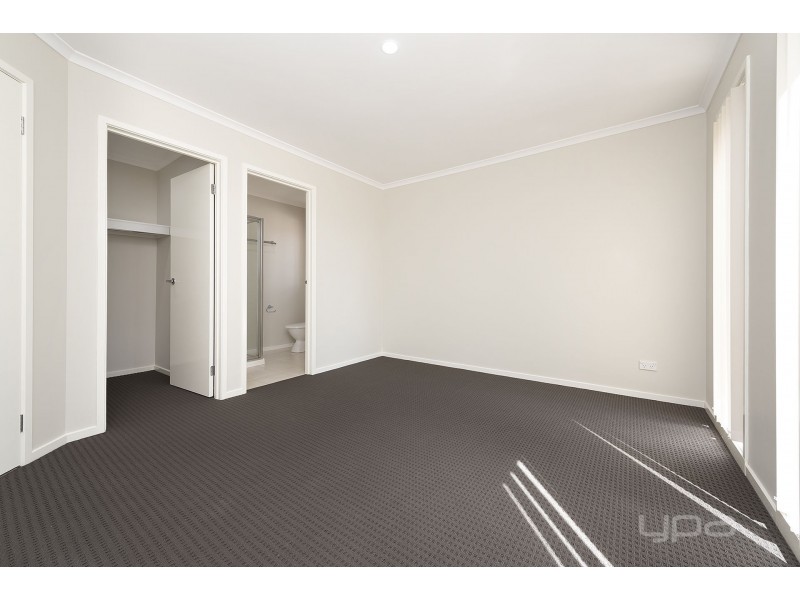 9 Erskine Way, Melton West VIC 3337