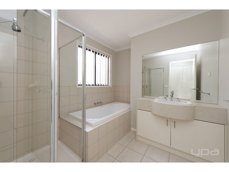 9 Erskine Way, Melton West VIC 3337