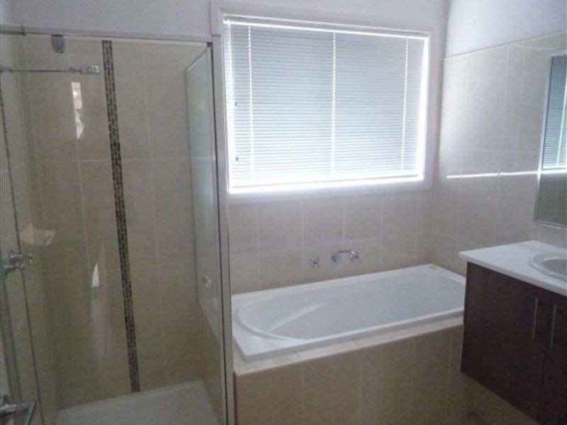 2/34 McBurnie Drive, Kurunjang VIC 3337