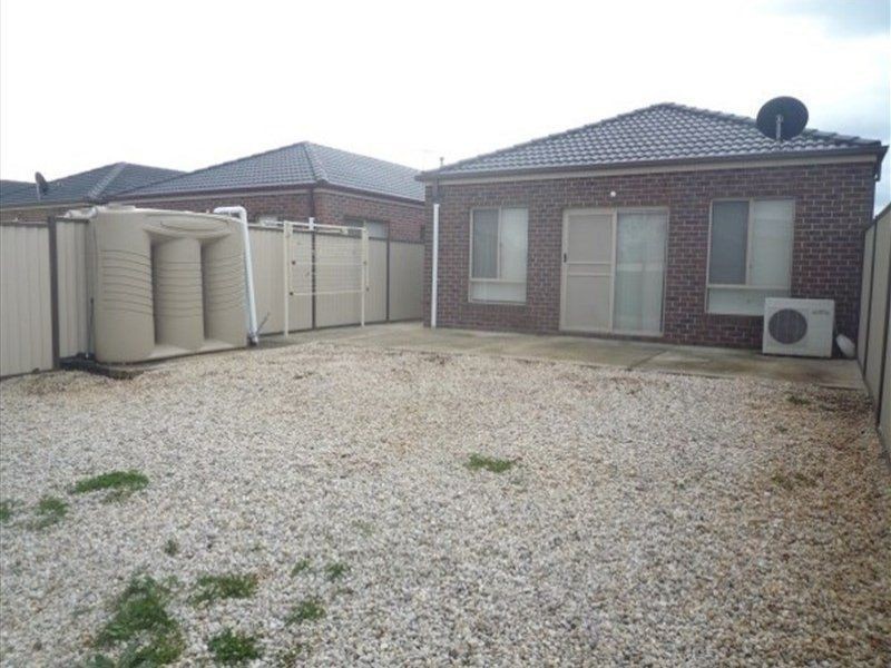 2/34 McBurnie Drive, Kurunjang VIC 3337