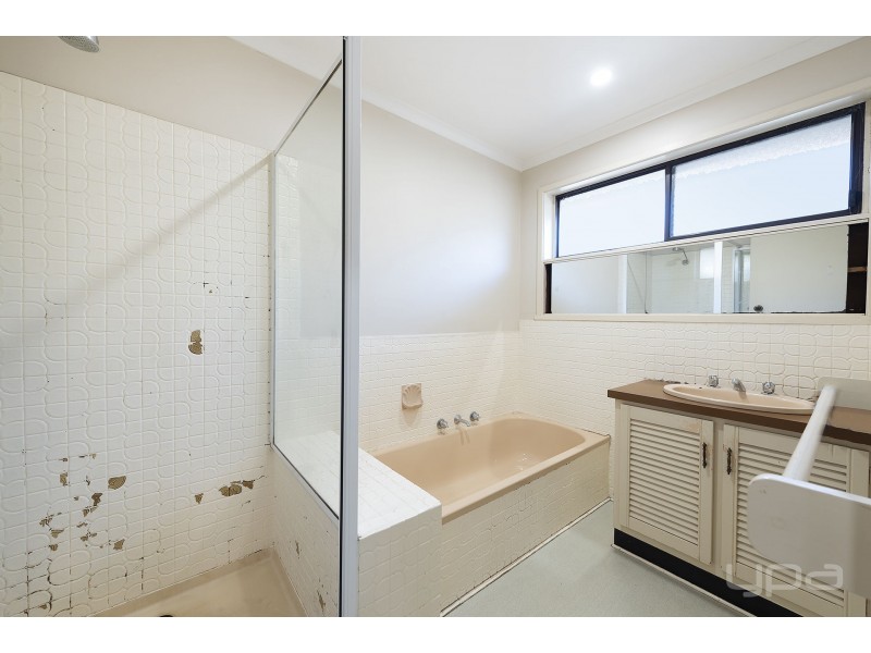 11 Vista Drive, Melton VIC 3337