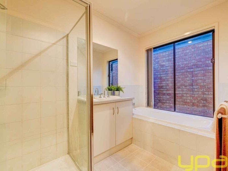 22 Fairhaven Boulevard, Melton West VIC 3337