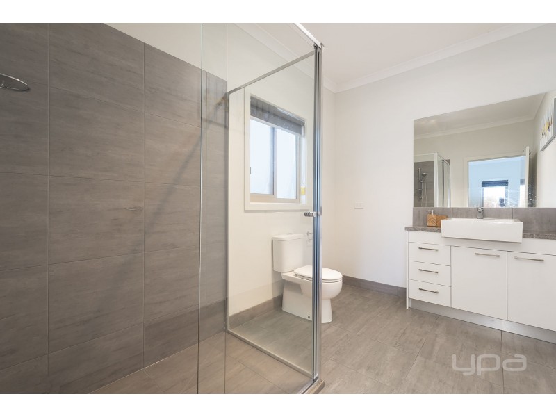 1A Gloucester Way, Melton West VIC 3337