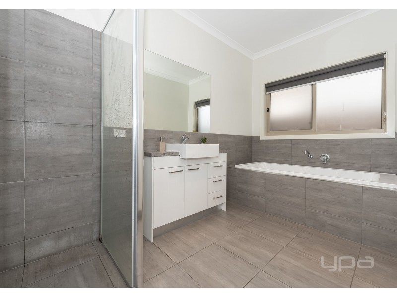 1A Gloucester Way, Melton West VIC 3337