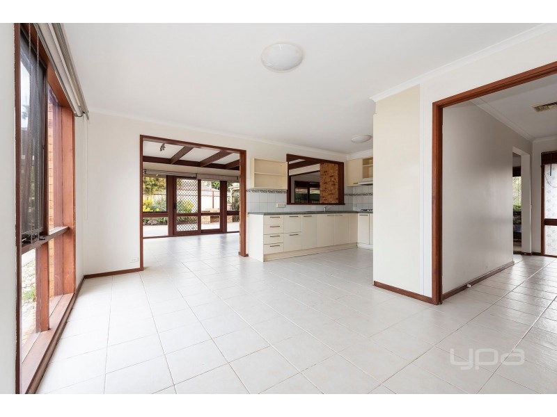 8 Avoca Court, Brookfield VIC 3338