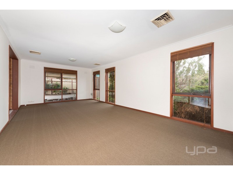 8 Avoca Court, Brookfield VIC 3338