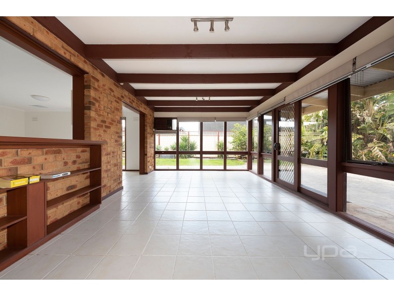 8 Avoca Court, Brookfield VIC 3338