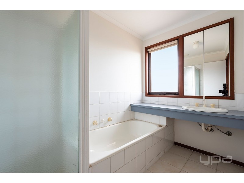 8 Avoca Court, Brookfield VIC 3338