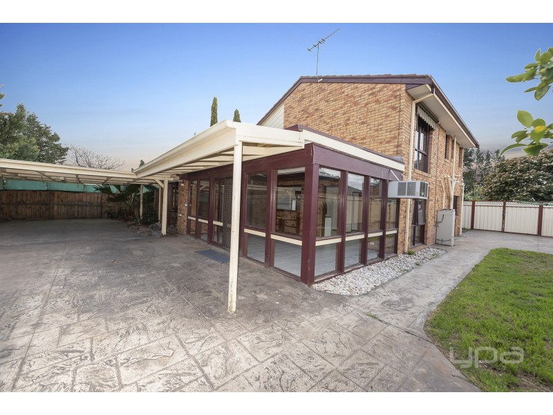 8 Avoca Court, Brookfield VIC 3338