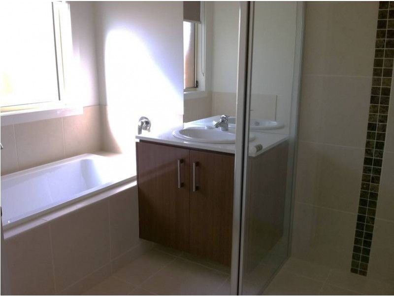 4 Horseman Drive,, Melton South VIC 3338