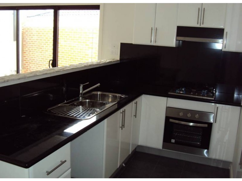 1/6 Granholm Grove, Melton West VIC 3337