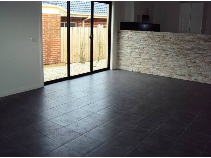 1/6 Granholm Grove, Melton West VIC 3337