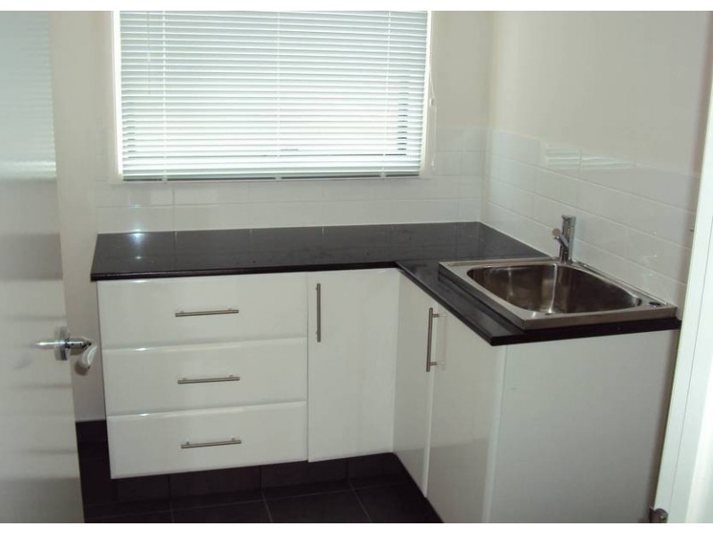 1/6 Granholm Grove, Melton West VIC 3337