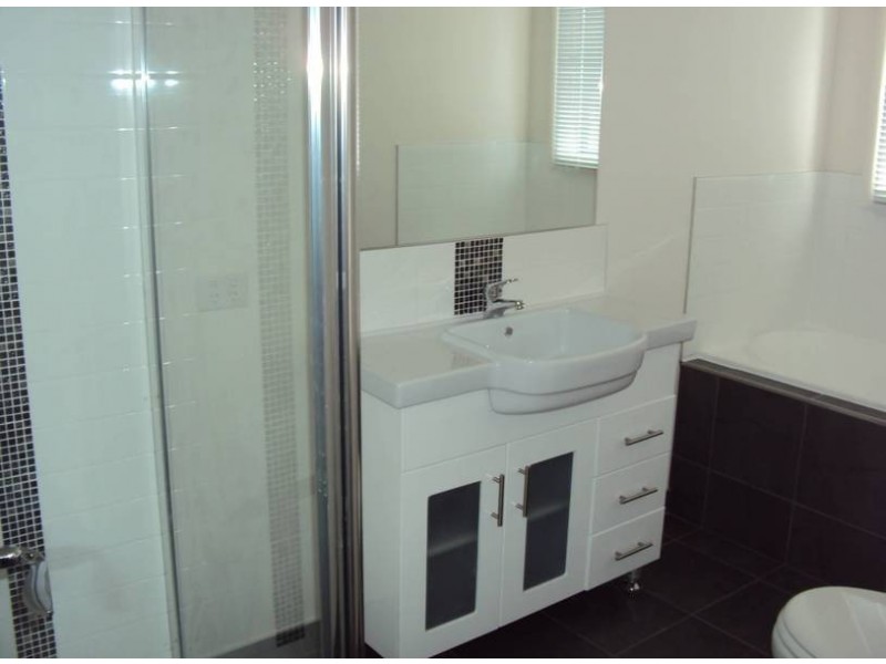 1/6 Granholm Grove, Melton West VIC 3337