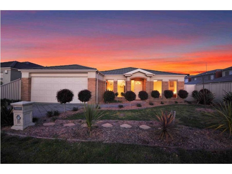 35 McKeown Crescent, Roxburgh Park VIC 3064