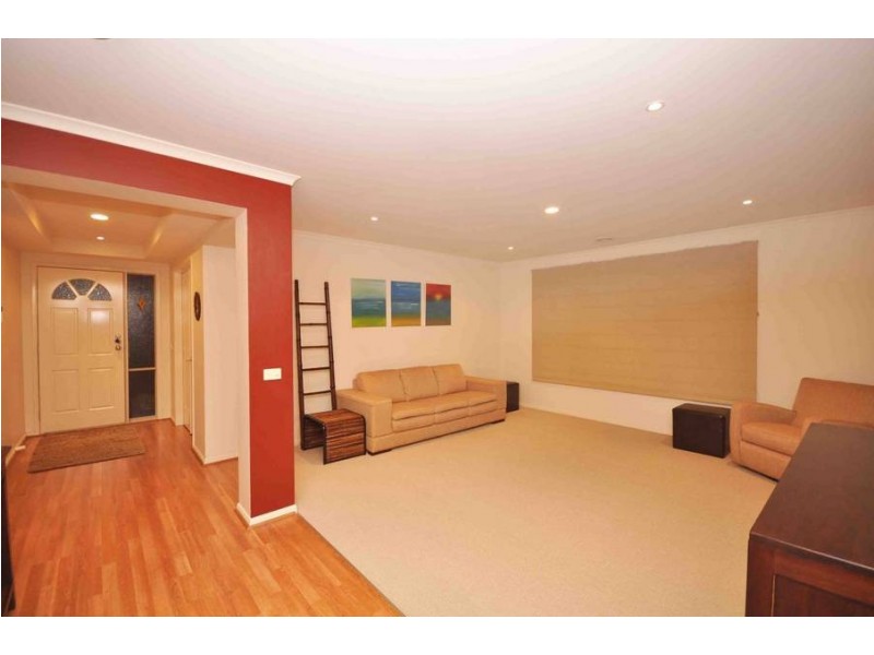 35 McKeown Crescent, Roxburgh Park VIC 3064