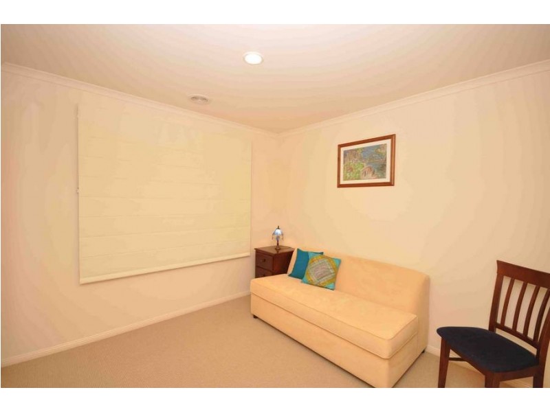 35 McKeown Crescent, Roxburgh Park VIC 3064