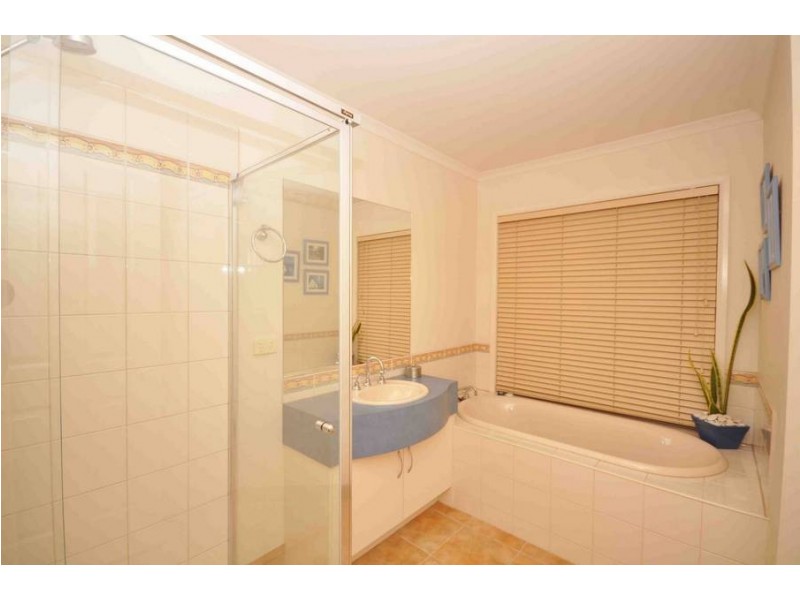 35 McKeown Crescent, Roxburgh Park VIC 3064