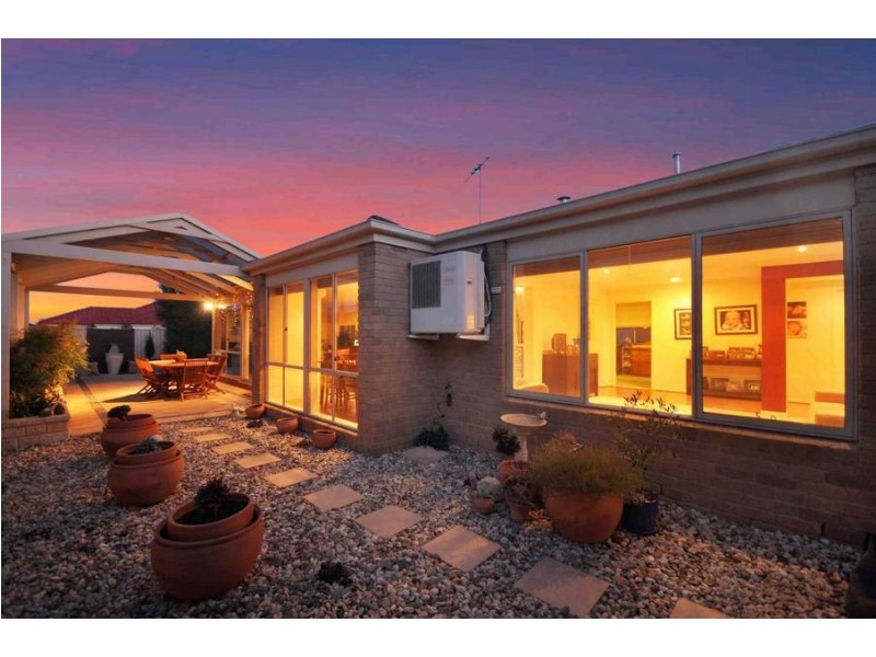 35 McKeown Crescent, Roxburgh Park VIC 3064