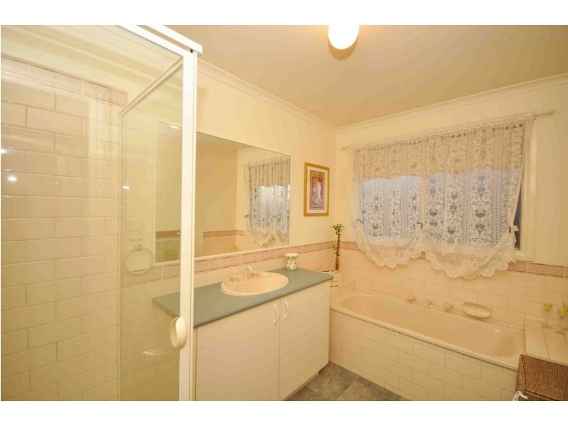 4 Gathray Court, Roxburgh Park VIC 3064