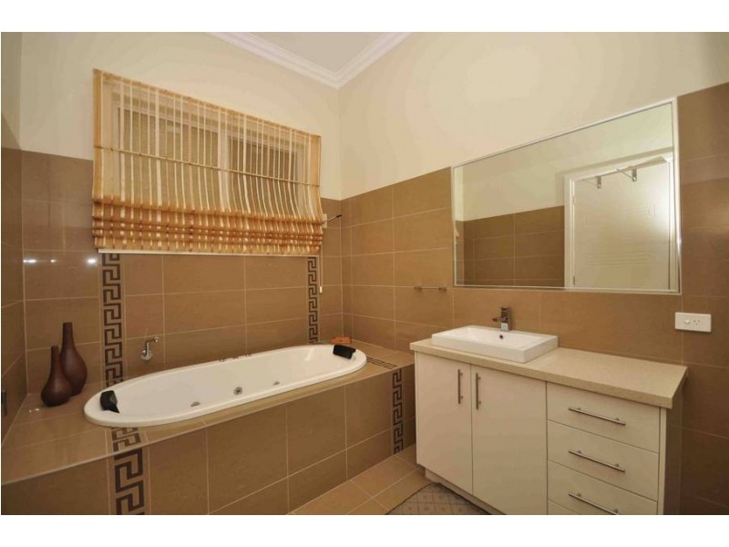 14 Wild Crescent, Roxburgh Park VIC 3064