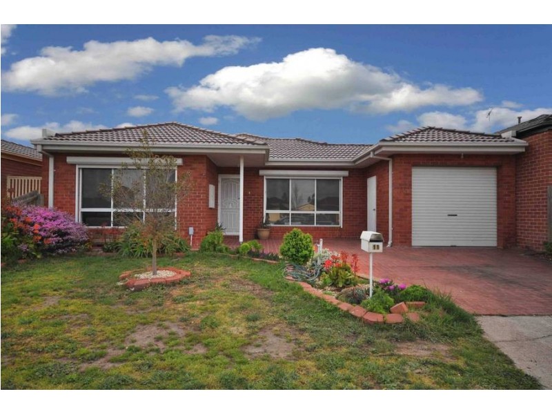 11 Murray Walk, Roxburgh Park VIC 3064