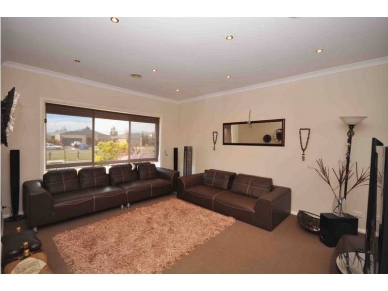 11 Murray Walk, Roxburgh Park VIC 3064