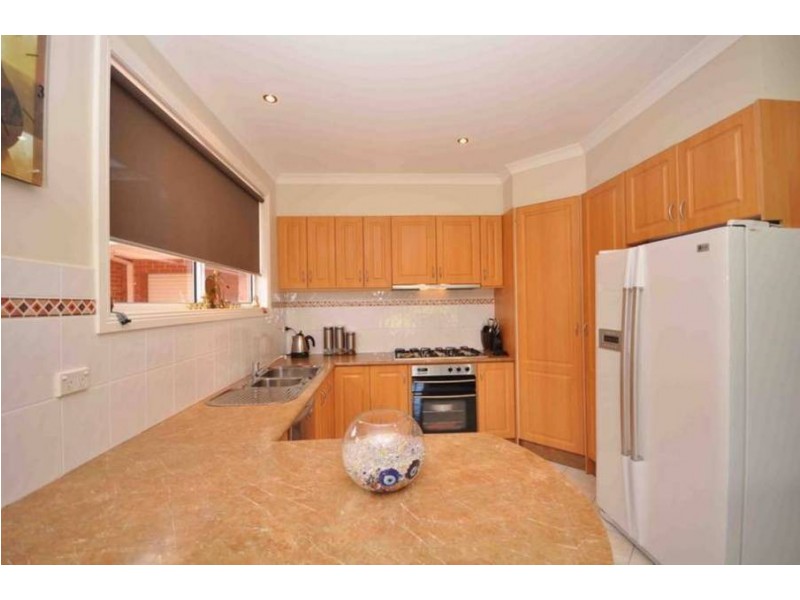 11 Murray Walk, Roxburgh Park VIC 3064