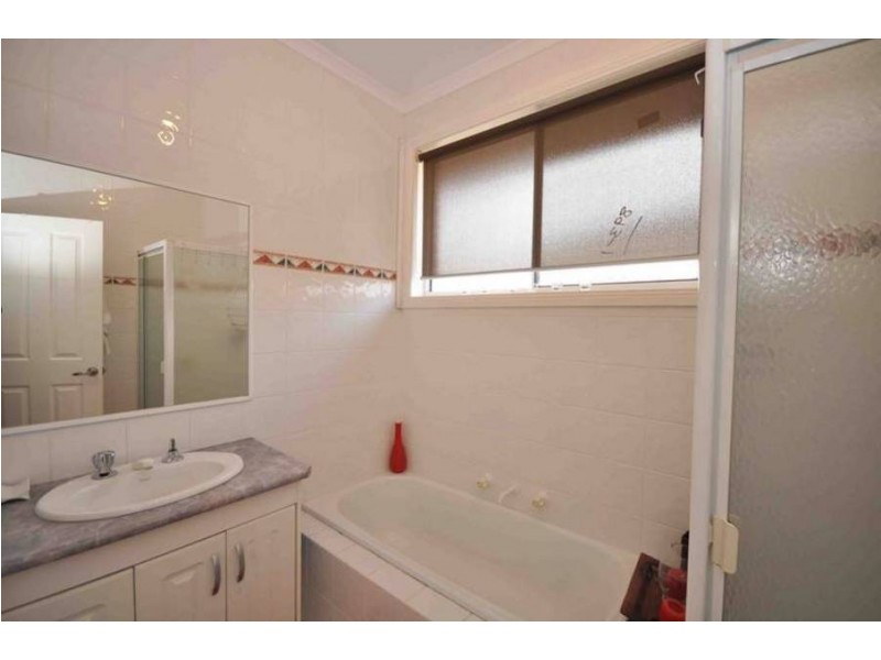 11 Murray Walk, Roxburgh Park VIC 3064