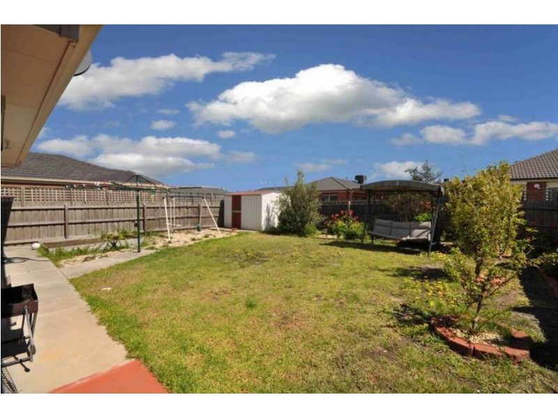 11 Murray Walk, Roxburgh Park VIC 3064