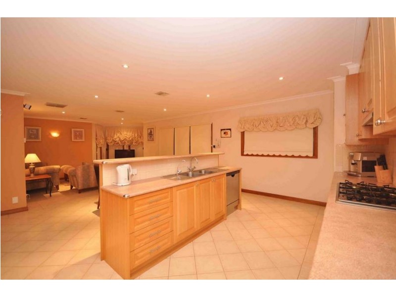 17 Kennedy Parade, Roxburgh Park VIC 3064