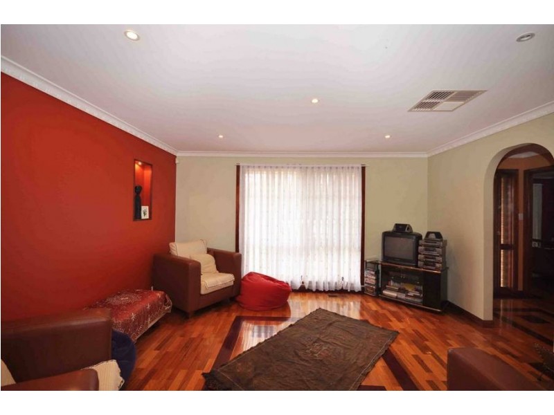 15 Rokewood Crescent, Meadow Heights VIC 3048