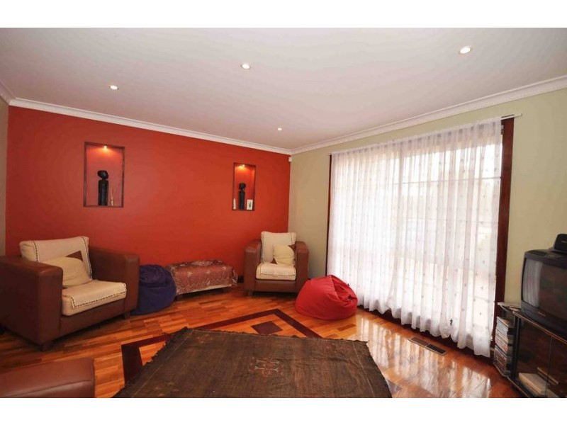 15 Rokewood Crescent, Meadow Heights VIC 3048