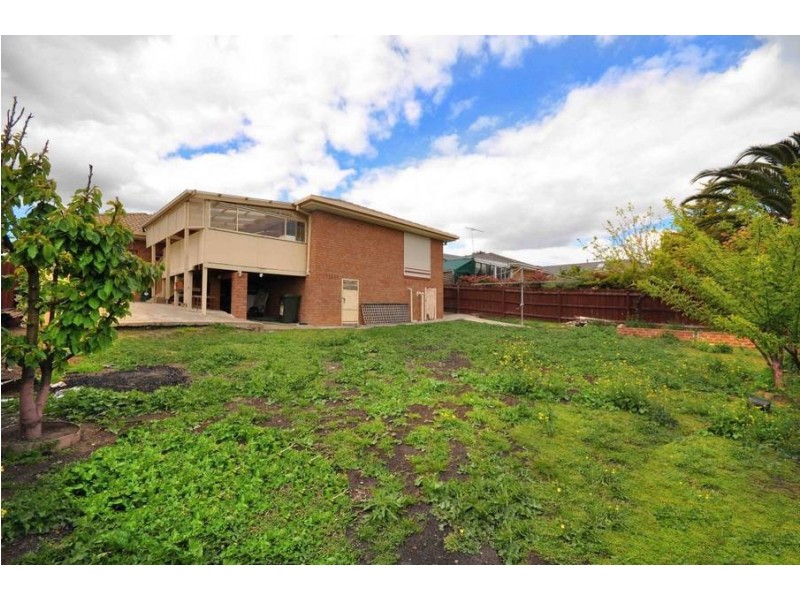 15 Rokewood Crescent, Meadow Heights VIC 3048