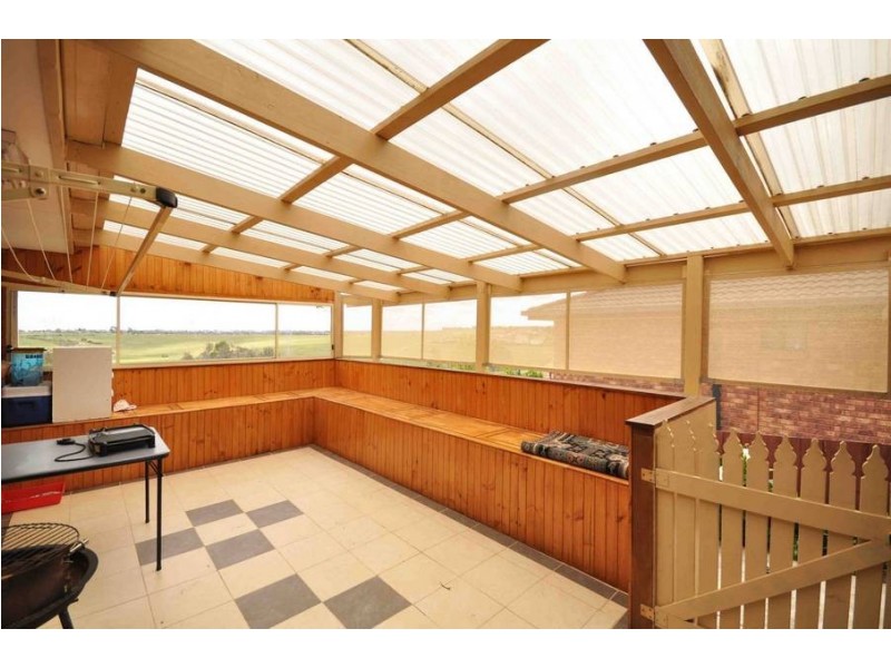 15 Rokewood Crescent, Meadow Heights VIC 3048