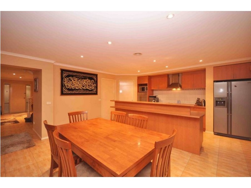 4 Avonlea Court, Roxburgh Park VIC 3064