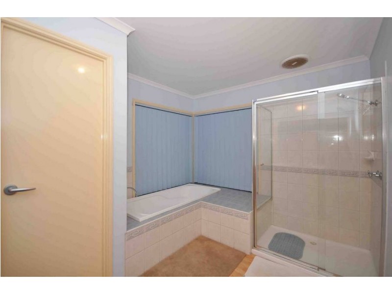 4 Avonlea Court, Roxburgh Park VIC 3064