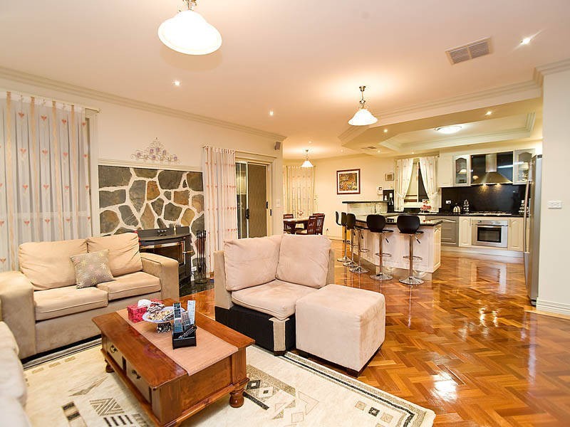 8 Wild Crescent, Roxburgh Park VIC 3064