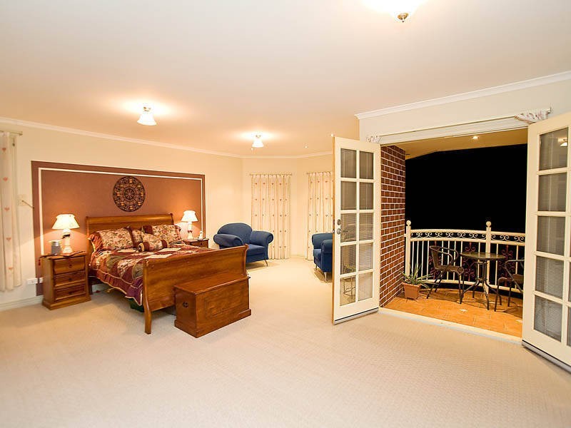 8 Wild Crescent, Roxburgh Park VIC 3064