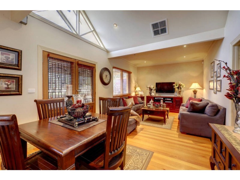 19 Satterley Way, Roxburgh Park VIC 3064