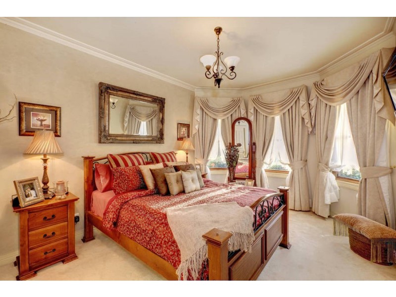 19 Satterley Way, Roxburgh Park VIC 3064