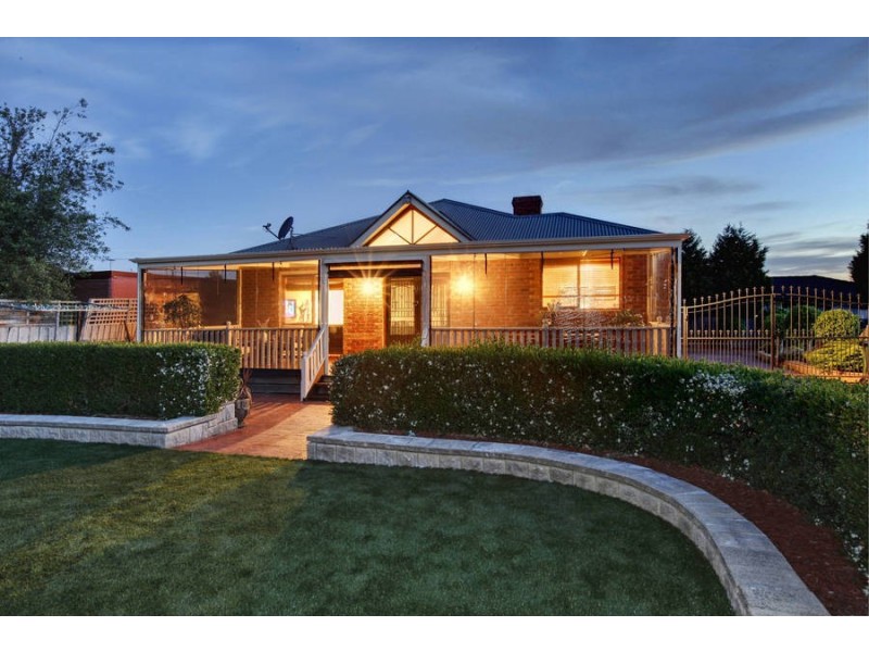 19 Satterley Way, Roxburgh Park VIC 3064