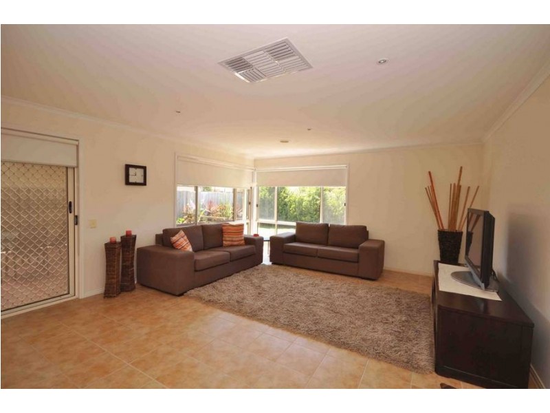 10 Wisla Circuit, Roxburgh Park VIC 3064