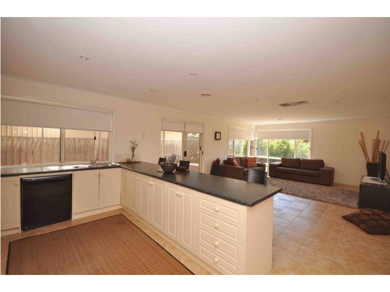 10 Wisla Circuit, Roxburgh Park VIC 3064