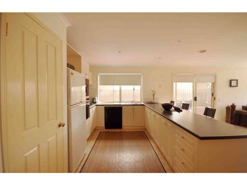 10 Wisla Circuit, Roxburgh Park VIC 3064