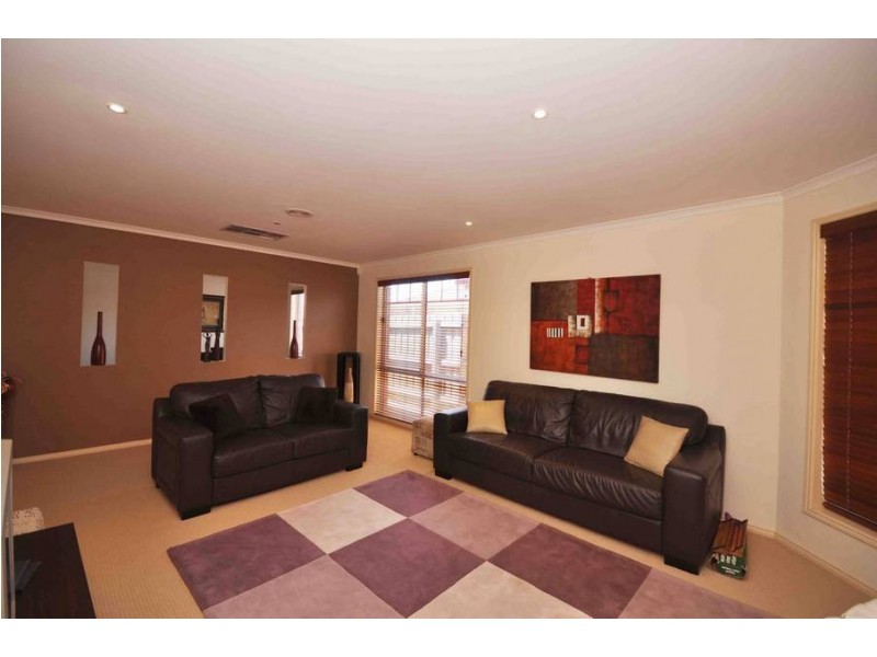 10 Wisla Circuit, Roxburgh Park VIC 3064